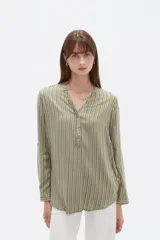Blusa de viscosa con estampado de rayas verticales en tonos verdes y blancos, escote en V con cuello mao y manga larga.