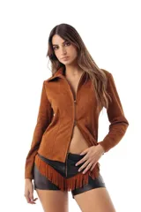 Camisa de gamuza color tostado, de manga larga, con cuello camisero y cierre frontal completo de doble vía.