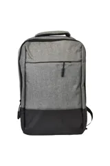Mochila gris con base negra, con compartimento para laptop, cable USB y enganche para valija.