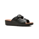 Sandalias casuales Usaflex modelo Briana, color negro con plataforma corrida y plantilla acolchada en tono suela. Poseen capellada de cuero con tiras anchas y ajuste con velcro.