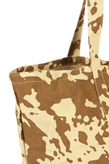 Bolso tipo shopper con estampado animal print en tonos beige y marrón.