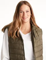 Chaleco puffer capitoneado color verde militar, con cierre central, bolsillos delanteros con cierre, jareta de ajuste en la espalda y capucha no desmontable. Tiene forro interno.