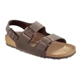 Sandalia Birkenstock modelo Milano en color marrón, con diseño de doble tira frontal y correa ajustable en el talón. Cuenta con hebillas metálicas, plantilla anatómica de corcho y suela de goma.