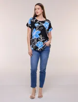 Blusa de silueta holgada y recta, confeccionada en crepe de poliéster con estampado animal print. Presenta escote redondo clásico, mangas cortas de hombro caído con puño doblado y ruedo ligeramente curvo.