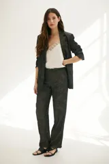 Pantalón de vestir marrón con estampado abstracto, corte recto y tiro alto.