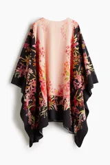 Vestido túnica con estampado floral en tonos rosados y negros, de tejido arrugado, silueta oversized, mangas largas con gran volumen y cuello redondo con abertura de cerradura y botón oculto en la nuca. Largo hasta la rodilla.