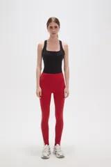 Calza deportiva de tiro alto, color rojo, confeccionada en poliamida con ajuste al cuerpo.