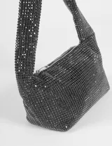 Cartera de mano tipo baguette, totalmente recubierta de cristales brillantes plateados, con asa fija y cierre superior.