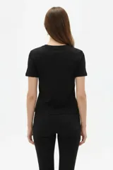 Remera de manga corta y cuello redondo, confeccionada en algodón con elastano, de ajuste al cuerpo y diseño liso a rayas.