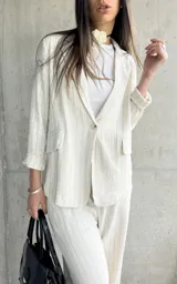 Blazer color crudo con rayas verticales finas, de lino, con solapas y cierre con un botón.