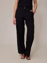 Pantalon de corte recto y tiro medio, confeccionado en una mezcla de algodon y lino. Presenta cierre frontal con boton y bolsillos laterales.