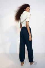 Pantalón jogger de tiro alto color amarillo pastel, con cintura elástica ajustable con cordones y bolsillos laterales ocultos en costura.
