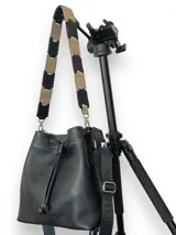 Correa de cuero sintético intercambiable para cartera, con eslabones rectangulares en colores negro, beige, marrón y dorado.
