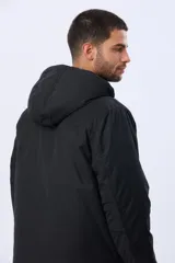 Campera de abrigo color azul marino, con capucha desmontable, cierre frontal con solapa, bolsillos frontales con solapa y detalle de etiqueta de cuero sintético. Cuenta con interior forrado en corderito en la parte superior para mayor calidez.