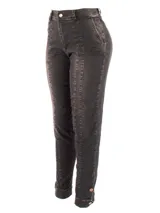 Pantalón de jean chupín azul oscuro con costuras marcadas al frente y detalle de botones dorados en los tobillos.