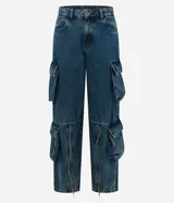 Pantalón cargo de jean azul con corte loose, cintura baja, múltiples bolsillos laterales estructurados y cierre funcional en el ruedo.