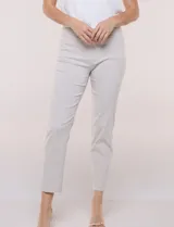 Pantalón de gabardina elastizada color beige, de tiro medio y calce slim. Cuenta con diseño pull-on sin cierres ni botones, cintura ancha, bolsillos delanteros simulados y bolsillos traseros ojal.