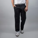 Pantalón de lino color negro, de corte recto, con cierre de botón y cremallera, y bolsillos laterales.