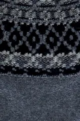 Sweater de punto con cuello alto y diseño de estampado geométrico estilo nórdico en la parte superior. Presenta puños y ruedo acanalados en color gris.