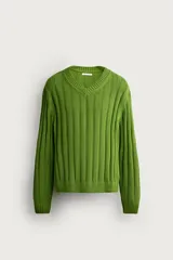 Sweater de punto canalé en hilatura de algodón, color verde, con cuello en V y manga larga.