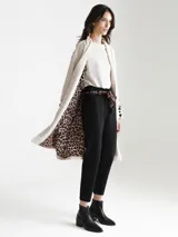 Pantalón negro de vestir con corte recto y cintura alta, incluye cinturón con estampado animal print.