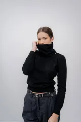 Cuello tipo polera confeccionado en cashmere negro.