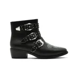 Bota corta de cuero negro con taco bajo cuadrado y punta redondeada. Presenta tres correas horizontales con hebillas metálicas plateadas y detalle de tachas metálicas en la puntera.