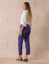 Pantalón verde esmeralda de gabardina elastizada, marca Zac & Rachel, de corte recto con pretina ancha pespunteada y largo al tobillo. Presenta bolsillos simulados.