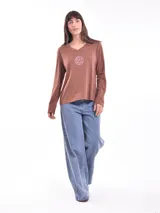 Remera de manga larga color gris oscuro, ajustada al cuerpo, con un estampado frontal de flores y texto en color blanco.