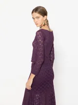 Top negro de encaje elastizado, con mangas largas y escote cuadrado.