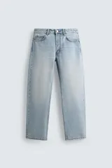 Jeans regular fit de tiro medio, confeccionados en denim de algodón con efecto lavado claro. Presentan diseño clásico de cinco bolsillos y cierre frontal con botones.