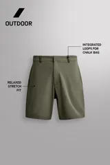 Bermuda de Zara Athleticz color verde militar, confeccionada en tejido técnico compacto y elástico, con bolsillos curvados y cierre frontal con cremallera y botón a presión oculto.