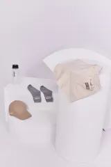 Short color arena de rústico de algodón, con cintura elástica y bolsillo trasero con etiqueta con el logo de la marca.