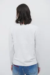 Remera de manga larga en color gris melange, con cuello redondo y costuras reforzadas en los hombros y mangas.