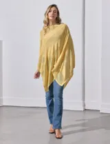 Poncho de tejido calado con acabado brillante, diseño asimétrico y cuello redondo.