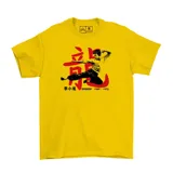 Remera blanca de manga corta con estampa frontal de Bruce Lee en acción sobre un ideograma chino rojo. Incluye texto con el nombre del artista y sus años de vida.