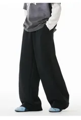 Pantalón deportivo negro de corte ancho.