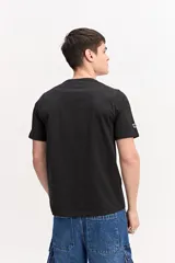 Remera de algodón color beige, de manga corta y cuello redondo, con logo estampado en el pecho en tono morado.