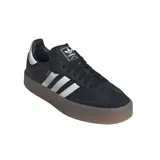 Championes adidas modelo Sambae, de diseño urbano con capellada de cuero negro, las icónicas tres tiras laterales en blanco y suela de plataforma de goma color caramelo.