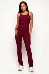 Musculosa de malla acanalada color bordó, de diseño minimalista con escote redondo y tiras anchas, confeccionada en viscosa y elastano con ajuste al cuerpo.