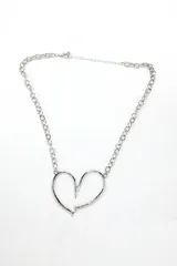 Collar plateado con cadena de eslabones y dije de corazón abierto.