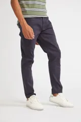 Pantalón de gabardina para hombre, de corte regular, con cierre y botón, cinco bolsillos y pasacinto.