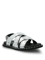 Sandalias planas de cuero plateado con textura efecto piel de serpiente y tachas metálicas aplicadas en las tiras cruzadas y en el borde de la suela. Cuentan con tira trasera con hebilla de ajuste.