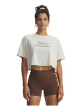 Remera crop top de Under Armour color crema, con cuello redondo acanalado y estampa frontal con el logo de la marca en tipografía cursiva color marrón.