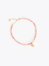Collar corto realizado con cuentas de piedras naturales en tonos rosados, con dije colgante dorado en forma de fruta y cadena regulable.