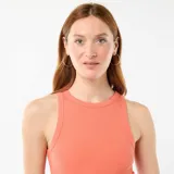 Musculosa de canalé color naranja, de corte ajustado y cuello redondo.