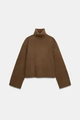 Jersey de punto en mezcla de lana color marrón, con cuello subido, manga larga y terminaciones en rib.