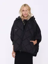 Mantela matelase color visón, con capucha y cierre frontal con cremallera.