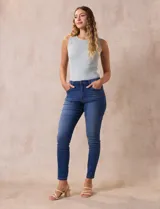 Jean skinny tiro medio color azul, marca One Five One, confeccionado en algodón elastizado. Cuenta con pretina con pasadores, cierre y botón metálico, bolsillos delanteros y traseros, y laterales sin costura.