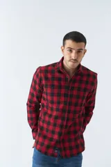 Camisa de viyela roja y negra a cuadros, de corte slim fit, con logo bordado, bolsillos frontales, manga larga y cierre con botones.